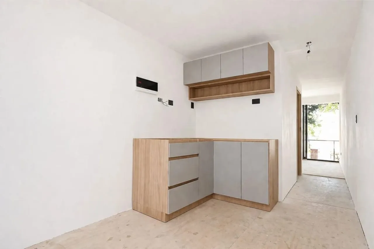 Cocina terminada con alacena de madera natural