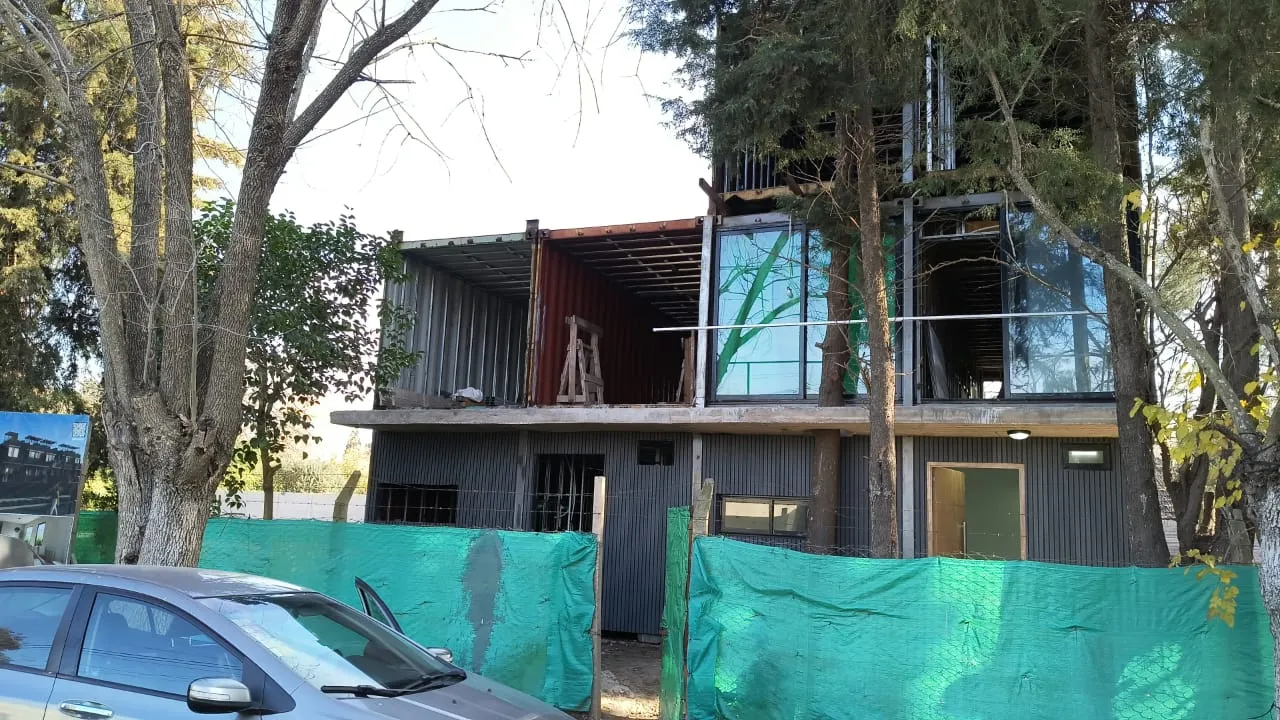 Estructura montada en obra, vista desde la calle