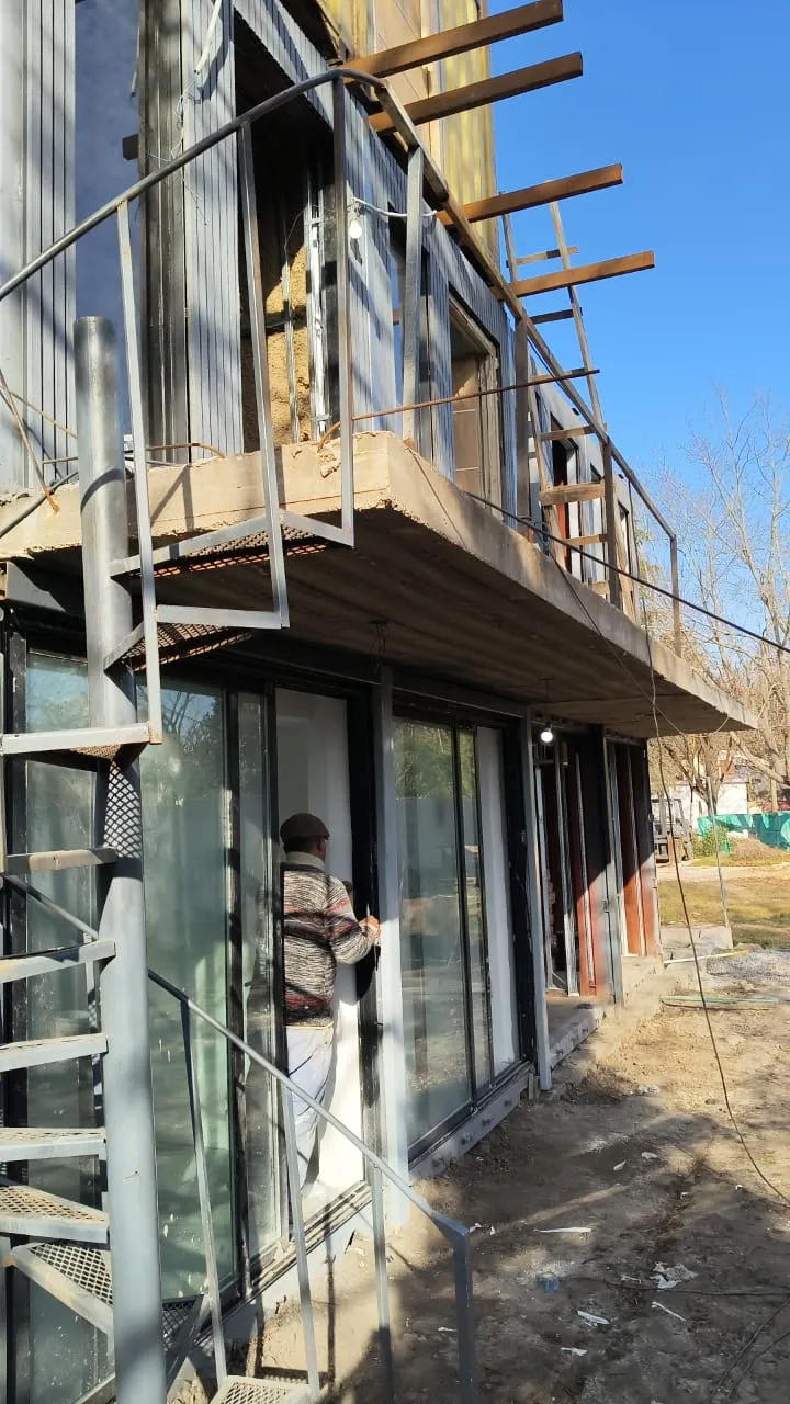 Estructura de containers marítimos reciclados montada en obra