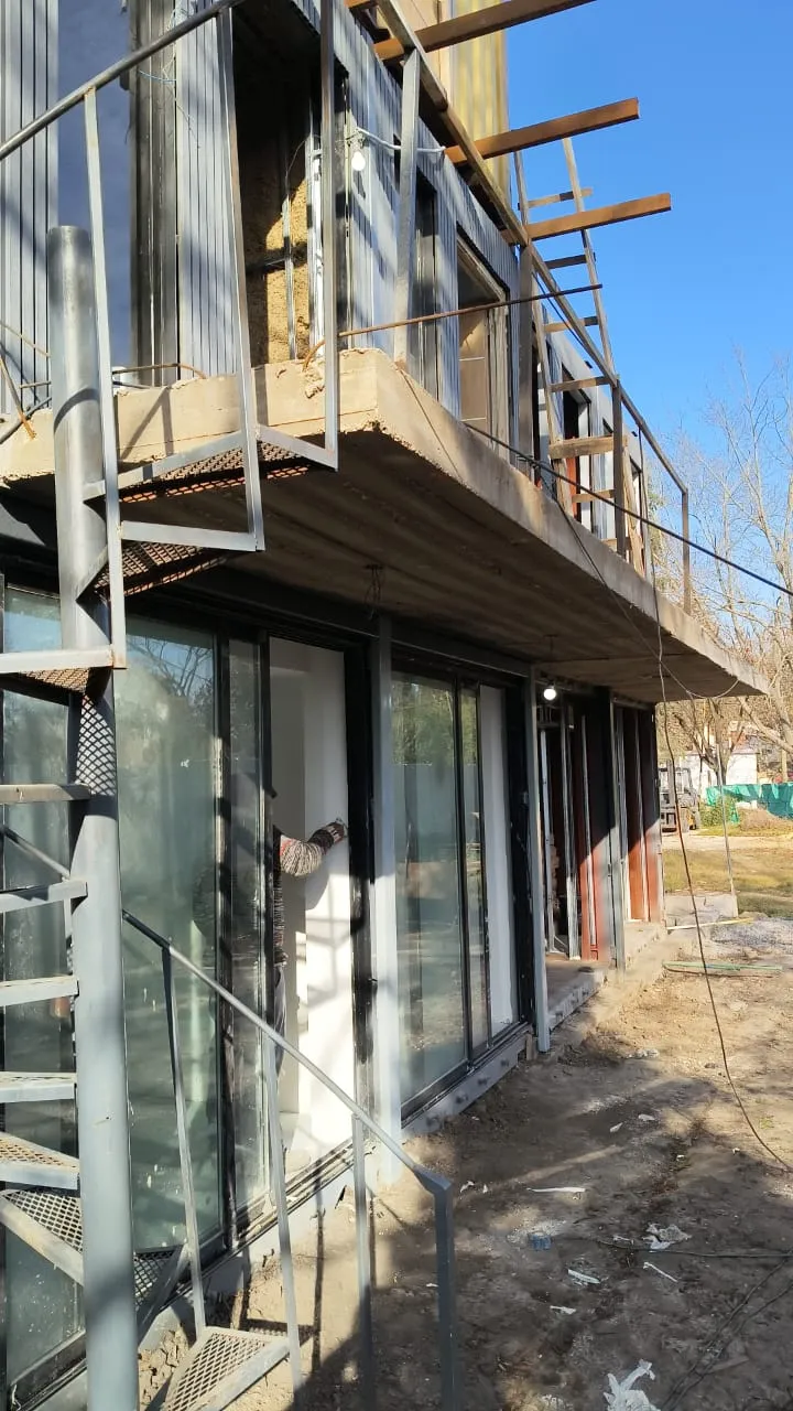 Avance de la estructura y los cerramientos vidriados.
