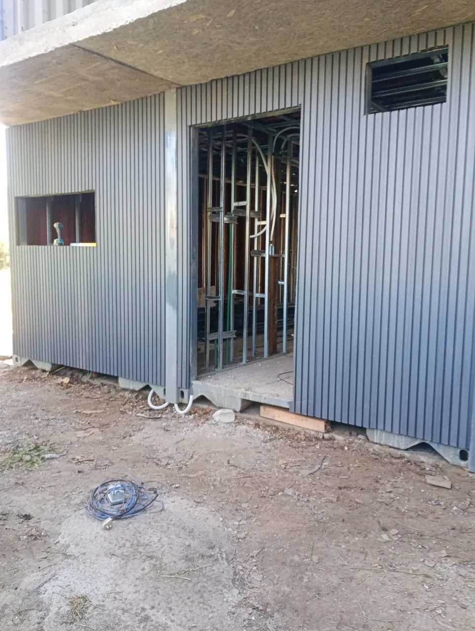 Cerramiento de chapa ejecutado en planta baja