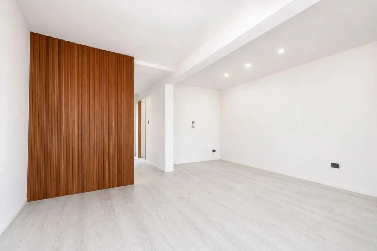 Revestimiento interior de madera natural ya colocado